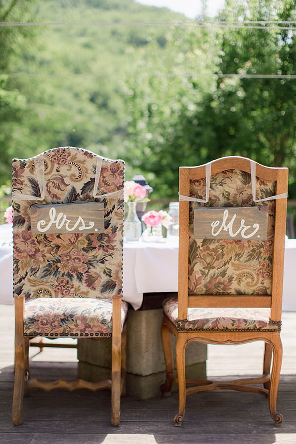 mr-and-mrs-signs-on-chairs