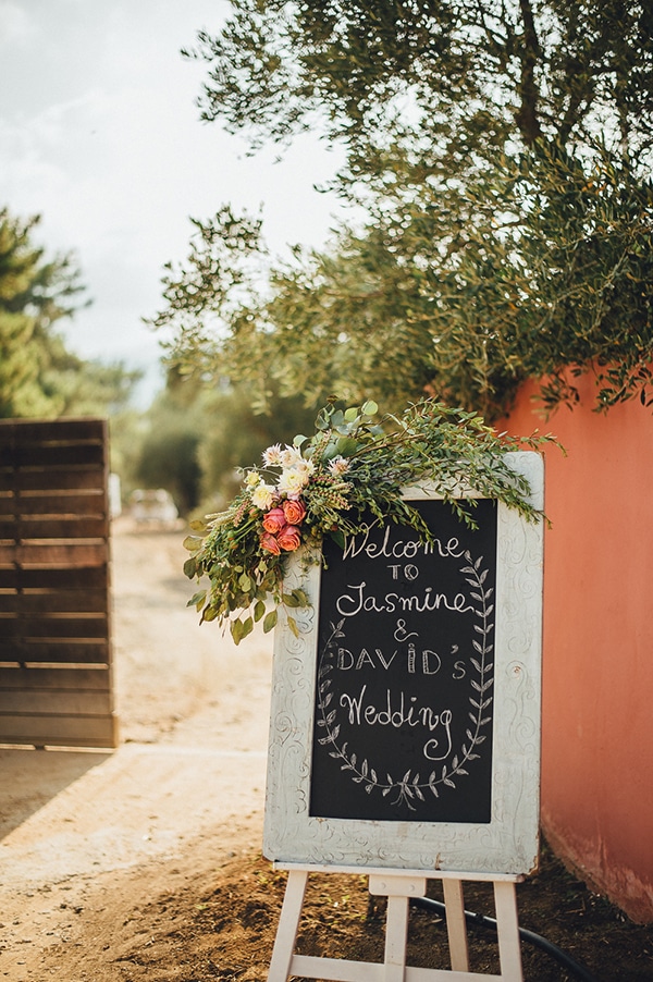 wedding-sign-and-floral-decoration-in-shades-of-pink-tangerine-red-4
