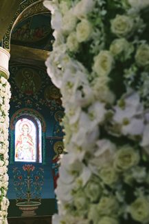 Στολισμος εκκλησιας με λουλουδια