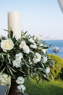 Στολισμός λαμπάδας γάμου με ελιά, λυσίανθο και τριαντάφυλλα
