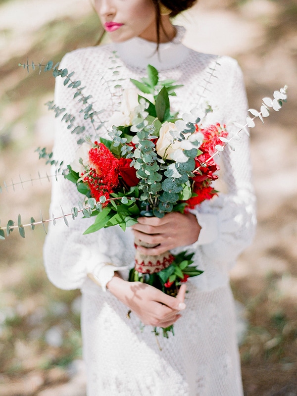 Μποέμ νυφική ανθοδέσμη με κόκκινα λουλούδια