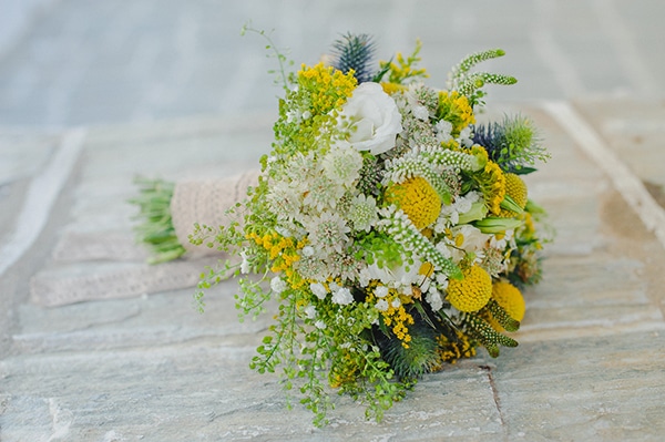 Νυφική ανθοδέσμη με κρασπέδια και άλλα άνθη σε κίτρινο χρώμα