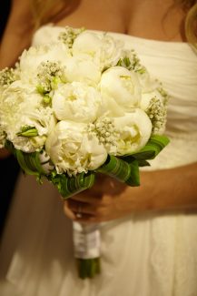 Ρομαντική νυφική ανθοδέσμη με λευκά λουλούδια