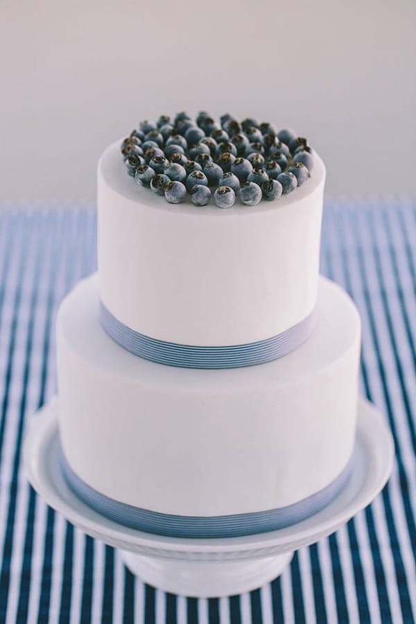 Πρωτοτυπη γαμηλια τουρτα με blueberries