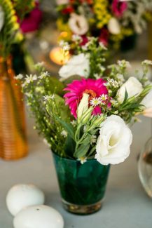 Στολισμος γαμου με πολυχρωμα λουλουδια