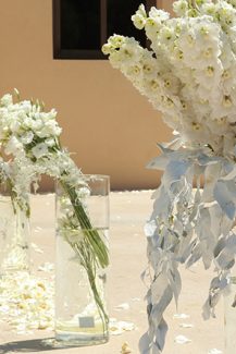 Στολισμος εκκλησιας με λευκα λουλουδια