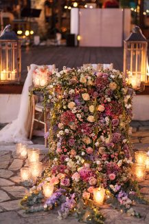 Στολισμος δεξιωσης γαμου με λουλουδια, κερια και τουλι