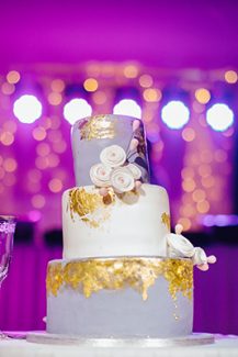 Τούρτα γάμου σε λευκό και γκρίζο χρώμα, με χρυσές λεπτομέρειες