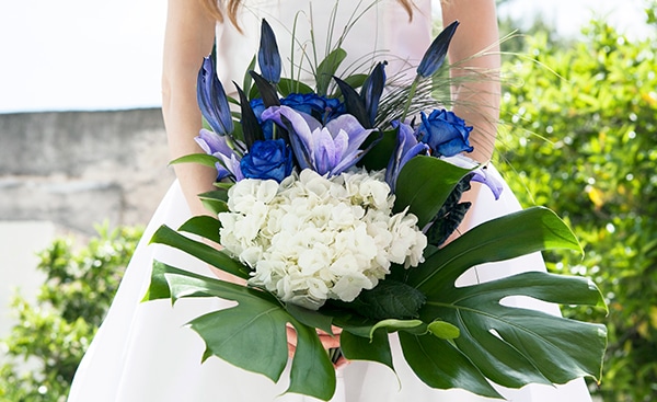Tropical νυφική ανθοδέσμη με τροπικά φύλλα, μπλε άνθη και ορτανσίες