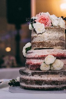 Εντυπωσιακή naked τούρτα γάμου