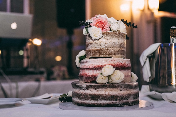 Εντυπωσιακή naked τούρτα γάμου