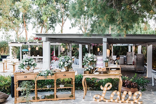 How to make your wedding amazing with letter signs