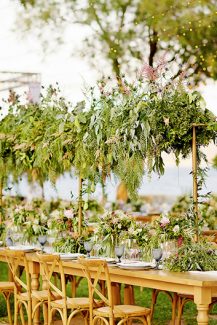 Διακοσμηση δεξιωσης γαμου με πρασιναδα και λουλουδια
