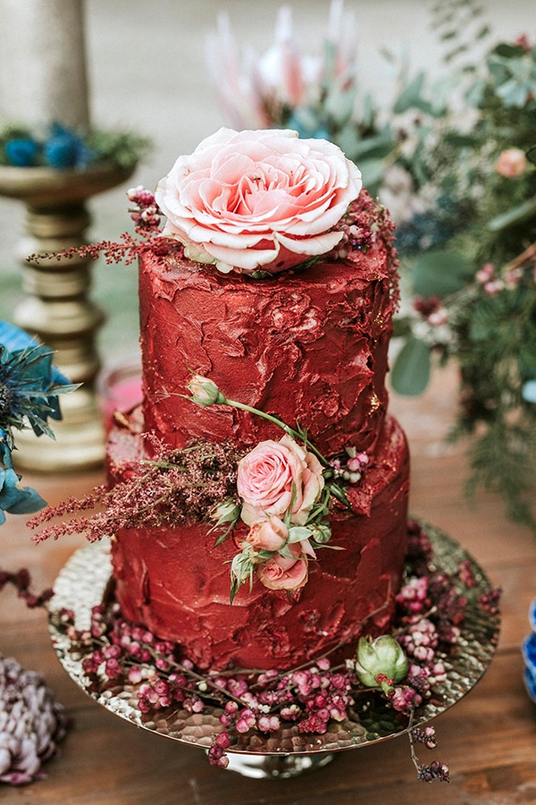 Διακόσμηση κόκκινης τούρτας γάμου