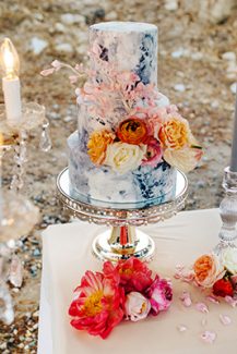 Τριώροφη γαμήλια τούρτα
