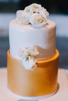 Τούρτα γάμου σε λευκό και χρυσό χρώμα