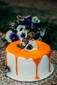 Ιδιαίτερη τούρτα γάμου με λουλούδια