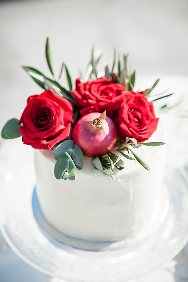Λευκή τούρτα στολισμένη με λουλούδια