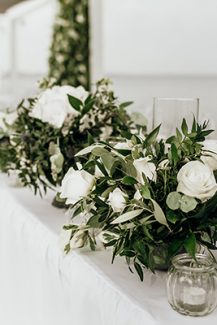 Ρομαντικος στολισμος διακοσμησης με λουλουδια και κερια