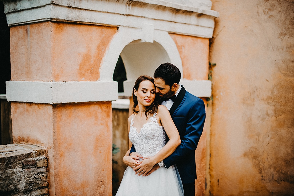 Πανέμορφος φθινοπωρινός γάμος στην Κέρκυρα με μπλε και λευκές λεπτομέρειες