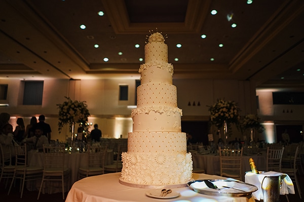 Ολόλευκη τούρτα γάμου