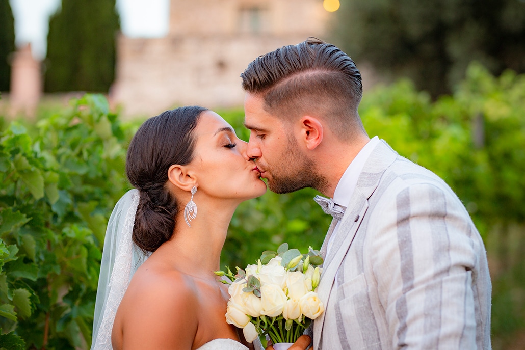 Ρομαντικός γάμος στην Κρήτη με λευκά τριαντάφυλλα