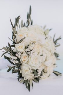 Νυφική ανθοδέσμη με λευκά λουλούδια