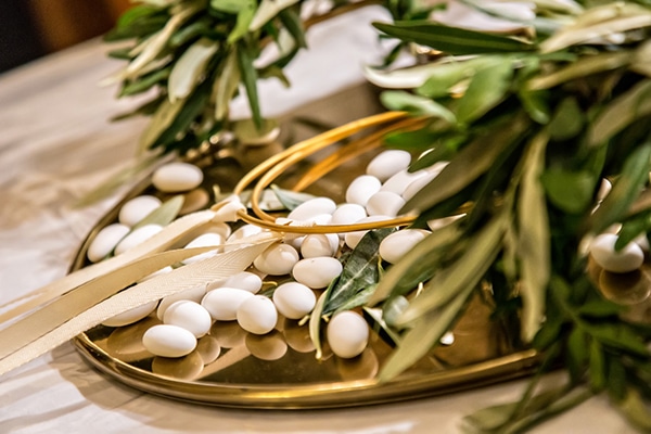 elegant-winter-wedding-tinos-olive-gold-details_19