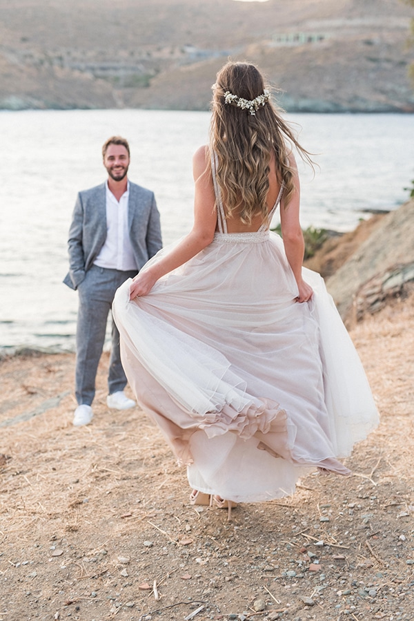 summer-wedding-kea-island-backdrop-endless-blue-sea_21x