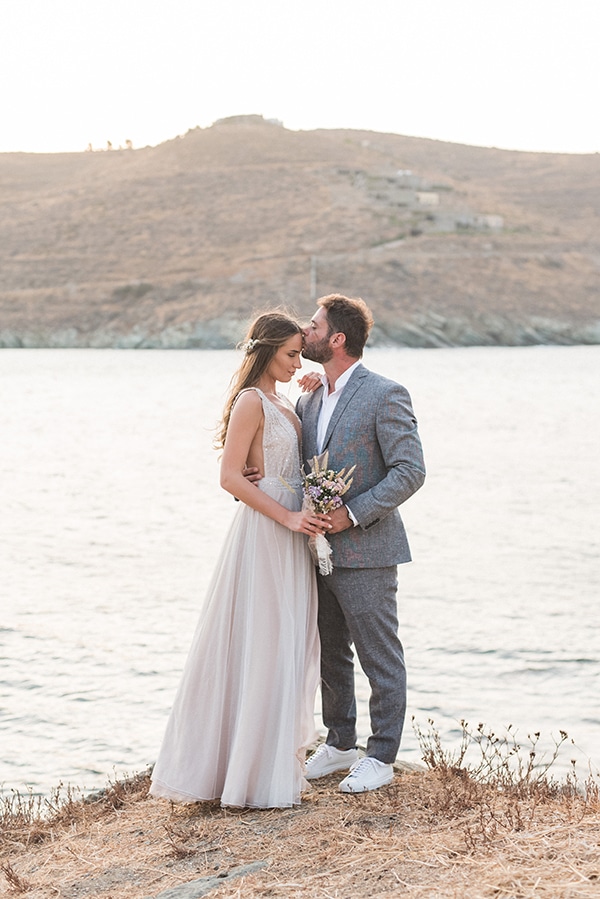 summer-wedding-kea-island-backdrop-endless-blue-sea_22