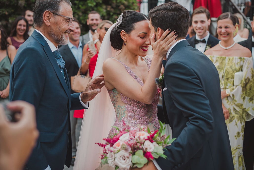 Ολάνθιστος καλοκαιρινός γάμος σε φούξια και μπλε αποχρώσεις | Εύα & Χάρης