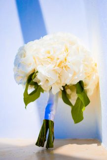 Πανέμορφη νυφική ανθοδέσμη με λευκά λουλούδια