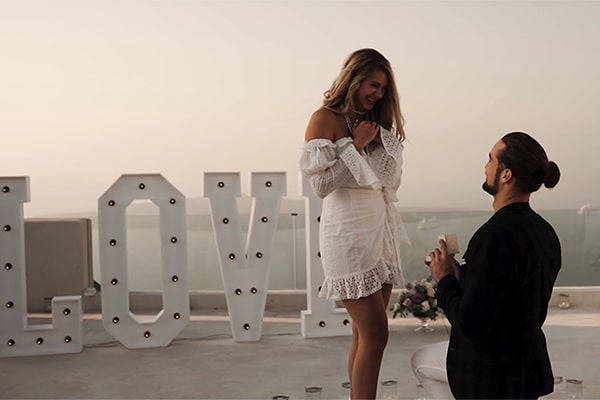 Πανέμορφο βίντεο της πιο ρομαντικής πρότασης γάμου στην Σαντορίνη