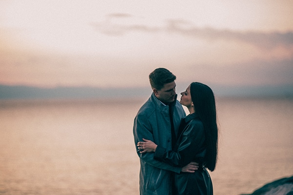 Ρομαντική prewedding φωτογράφιση με θέα το απέραντο γαλάζιο της θάλασσας │ Μαρία & Κωσταντίνος