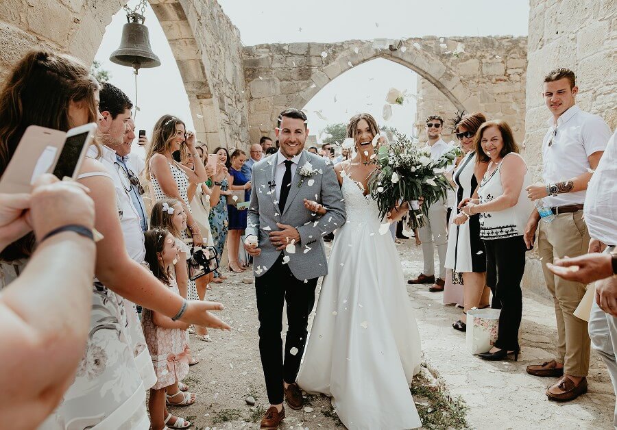 Ρουστίκ γάμος με πρασινάδα και λευκά άνθη στη Πάφο