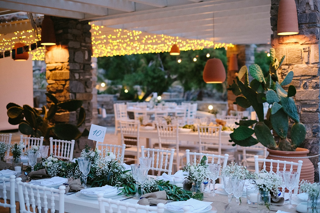 Υπέροχες ιδέες διακόσμησης για έναν καλοκαιρινό γάμο σε νησί με λινάτσα και λευκά άνθη