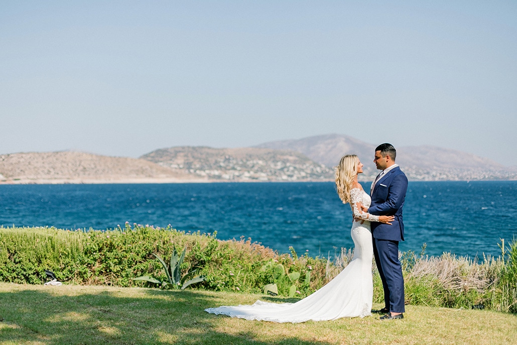 Ονειρικός elegant γάμος στην Αθήνα με λευκά άνθη και fairy lights | Michelle & Neoptolemos