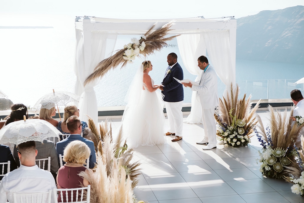 Μοντέρνος καλοκαιρινός γάμος στην μαγευτική Σαντορίνη με pampas grass kai bohemian λεπτομέρειες │ Leanne & Cecil