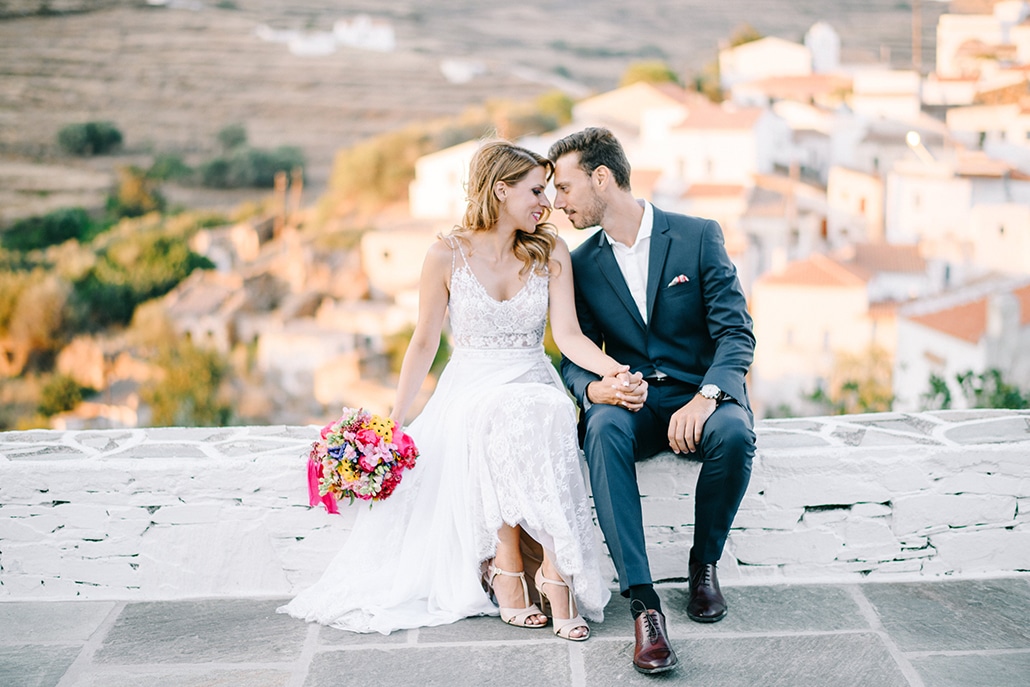 Μοντέρνος καλοκαιρινός γάμος στην Κύθνο με ζωηρά χρώματα │ Αθηνά & Παναγιώτης