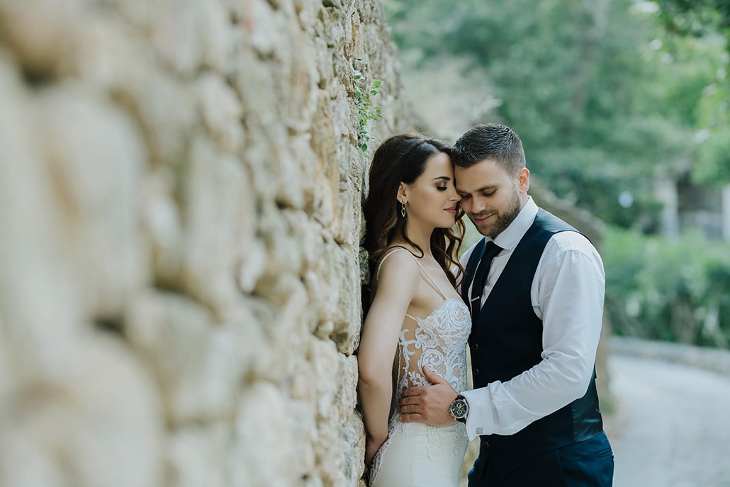 Υπαίθριος καλοκαιρινός γάμος στην Κρήτη σε λευκές και χρυσές αποχρώσεις │ Κατερίνα & Νίκος