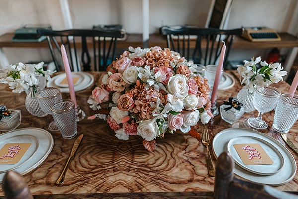 Ρομαντικος στολισμος τραπεζιων δεξιωσης με λουλουδια σε peach αποχρωσεις
