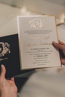 Εlegant προσκλητήριο γάμου με χρυσές λεπτομέρειες