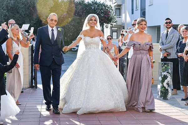 gatsby-summer-wedding-nicosia-fairylights-crystal-details_17