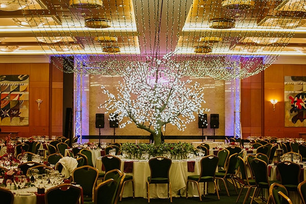 Πρωτότυπος στολισμός δεξίωσης γάμου με illuminated δέντρο