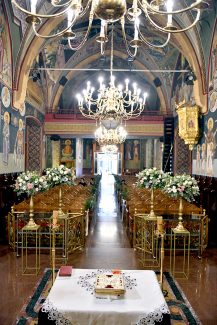 Elegant στολισμός εκκλησίας με χρυσά stands και λουλούδια