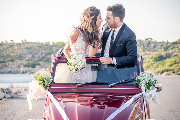 Πρωτότυπη ιδέα για φωτογράφιση γαμπρού και νύφης σε vintage αυτοκίνητο