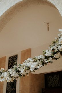 Υπέροχος στολισμός εκκλησίας με κρεμμαστή γιρλάντα λουλουδιών