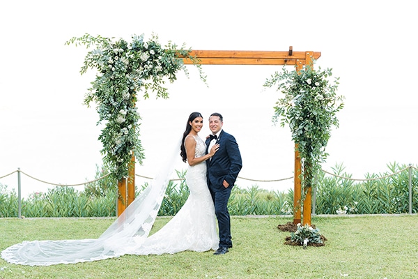 Elegant γάμος στην Κεφαλονιά με πανέμορφα λευκά λουλούδια │ Chelsea & Nicholas