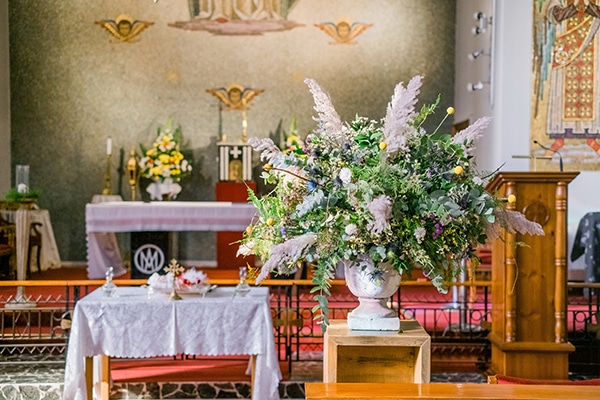 Εντυπωσιακοί αμφορείς με λουλούδια για στολισμό εκκλησίας