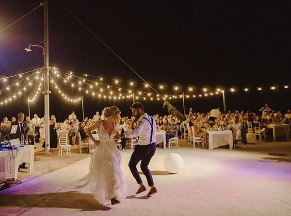 Υπέροχη διακόσμηση υπαίθριου γάμου με string lights
